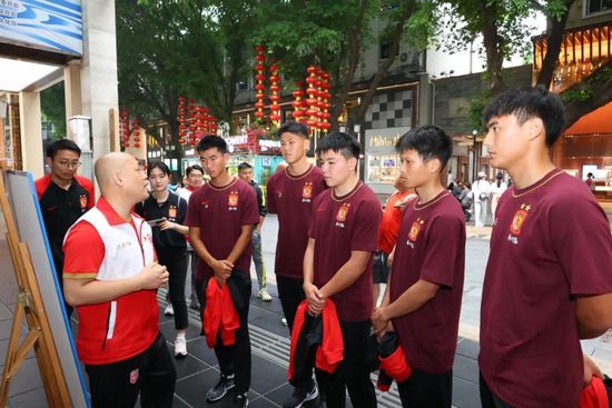 新锐女导演曹茜茜虽然是首次执导，但在演戏方面有着丰富的角色经验，将电影中各类角色塑造到位